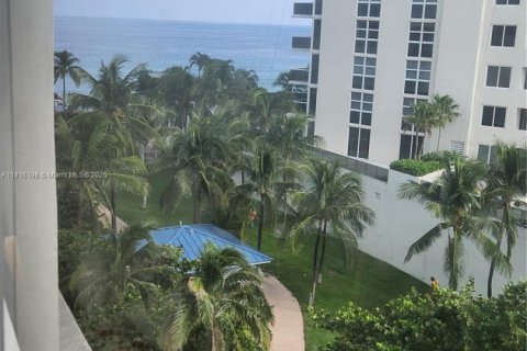 Condominio en venta en Sunny Isles Beach, Florida, 33.44 m2 № 1977507 - foto 12