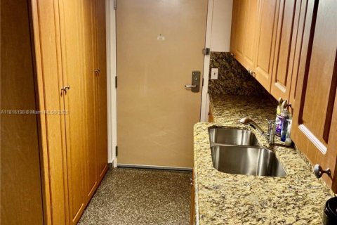 Condominio en venta en Sunny Isles Beach, Florida, 33.44 m2 № 1977507 - foto 15