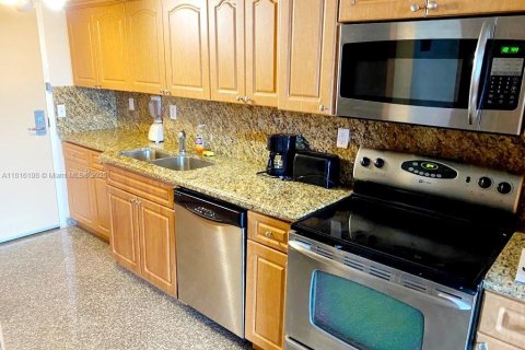 Condominio en venta en Sunny Isles Beach, Florida, 33.44 m2 № 1977507 - foto 1