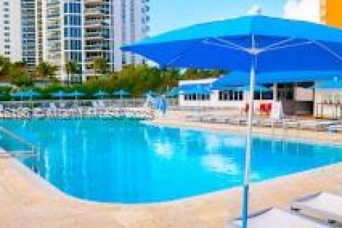 Студия в кондо в Санни-Айлс-Бич, Флорида № 1977507