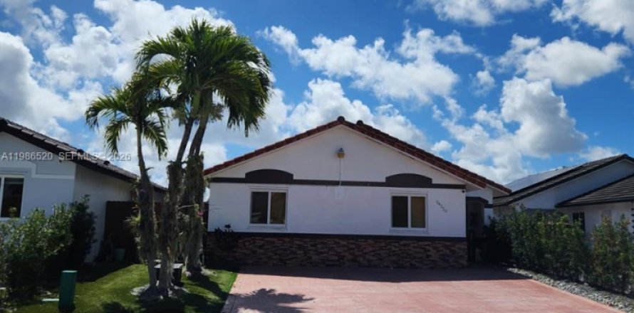 Дом в Майами, Флорида 4 спальни, 148.27м2 № 2052634