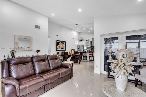 Casa en venta en Miami, Florida, 3 dormitorios, 111.58 m2 № 1836467 - foto 11