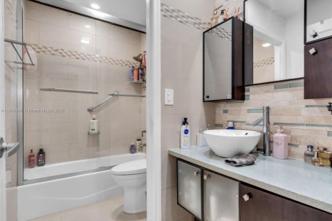 Casa en venta en Miami, Florida, 3 dormitorios, 111.58 m2 № 1836467 - foto 19