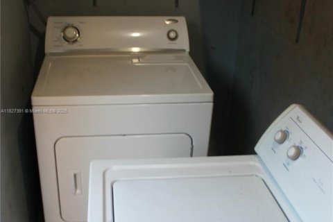 Villa ou maison à vendre à Hialeah, Floride: 6 chambres, 217.86 m2 № 1798855 - photo 25