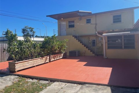 Villa ou maison à vendre à Hialeah, Floride: 6 chambres, 217.86 m2 № 1798855 - photo 13