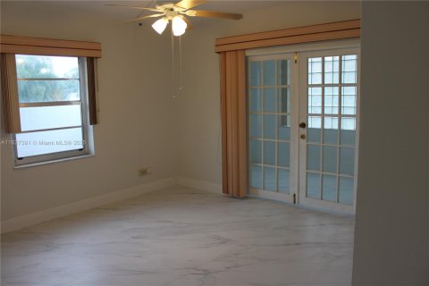 Villa ou maison à vendre à Hialeah, Floride: 6 chambres, 217.86 m2 № 1798855 - photo 11