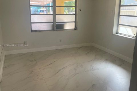 Villa ou maison à vendre à Hialeah, Floride: 6 chambres, 217.86 m2 № 1798855 - photo 12