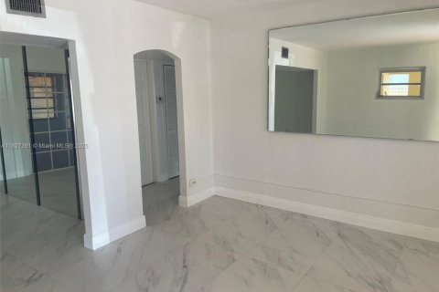 Villa ou maison à vendre à Hialeah, Floride: 6 chambres, 217.86 m2 № 1798855 - photo 4