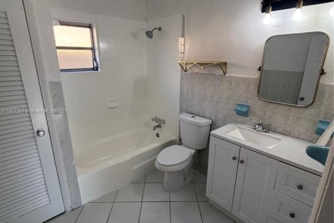 Villa ou maison à vendre à Hialeah, Floride: 6 chambres, 217.86 m2 № 1798855 - photo 9