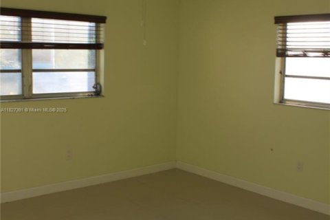 Villa ou maison à vendre à Hialeah, Floride: 6 chambres, 217.86 m2 № 1798855 - photo 22