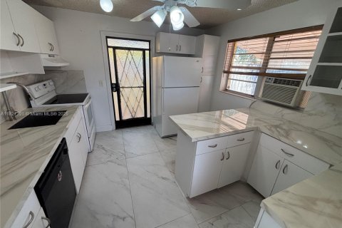 Villa ou maison à vendre à Hialeah, Floride: 6 chambres, 217.86 m2 № 1798855 - photo 6