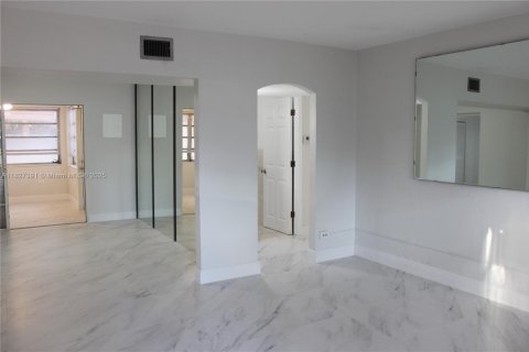Villa ou maison à vendre à Hialeah, Floride: 6 chambres, 217.86 m2 № 1798855 - photo 2