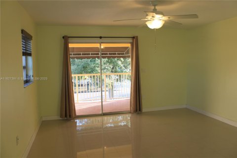 Villa ou maison à vendre à Hialeah, Floride: 6 chambres, 217.86 m2 № 1798855 - photo 16