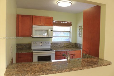 Villa ou maison à vendre à Hialeah, Floride: 6 chambres, 217.86 m2 № 1798855 - photo 21