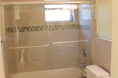 Villa ou maison à vendre à Hialeah, Floride: 6 chambres, 217.86 m2 № 1798855 - photo 23