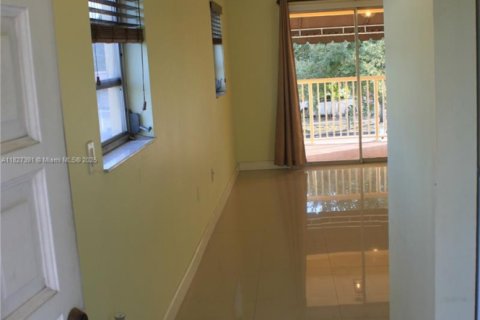 Villa ou maison à vendre à Hialeah, Floride: 6 chambres, 217.86 m2 № 1798855 - photo 15