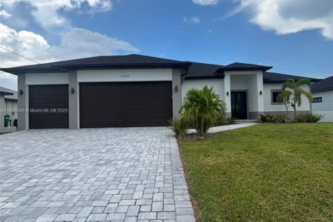 Villa ou maison à vendre à Cape Coral, Floride: 4 chambres, 187.29 m2 № 1958169 - photo 1