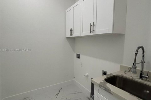 Villa ou maison à vendre à Cape Coral, Floride: 4 chambres, 187.29 m2 № 1958169 - photo 9