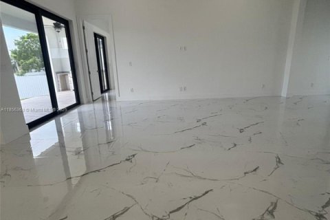 Villa ou maison à vendre à Cape Coral, Floride: 4 chambres, 187.29 m2 № 1958169 - photo 13