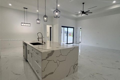 Villa ou maison à vendre à Cape Coral, Floride: 4 chambres, 187.29 m2 № 1958169 - photo 3