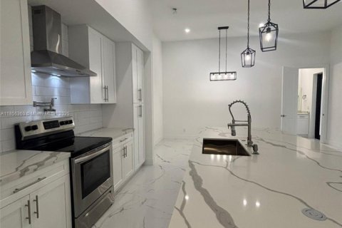 Villa ou maison à vendre à Cape Coral, Floride: 4 chambres, 187.29 m2 № 1958169 - photo 2