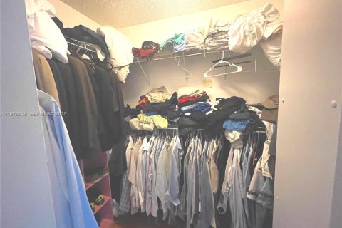 Villa ou maison à vendre à Hollywood, Floride: 4 chambres, 187.2 m2 № 1928974 - photo 30