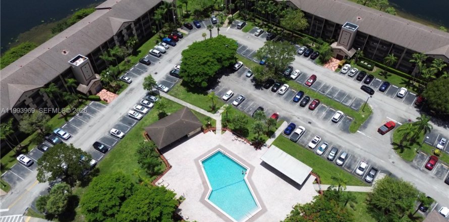 Condominio en Pembroke Pines, Florida, 2 dormitorios  № 2059611