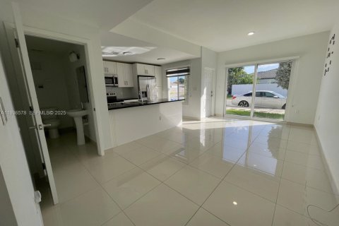 Townhouse in Homestead, Florida 3 bedrooms, 117.61 sq.m. № 1994591 - photo 3