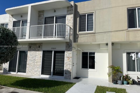 Townhouse in Homestead, Florida 3 bedrooms, 117.61 sq.m. № 1994591 - photo 1