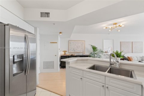 Condo in Miami Beach, Florida, 2 bedrooms № 2183498 - photo 16