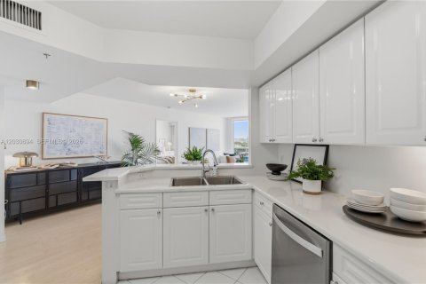 Condo in Miami Beach, Florida, 2 bedrooms № 2183498 - photo 14