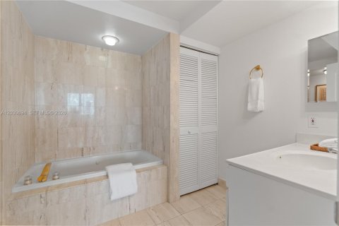 Condo in Miami Beach, Florida, 2 bedrooms № 2183498 - photo 23