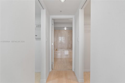 Condo in Miami Beach, Florida, 2 bedrooms № 2183498 - photo 21