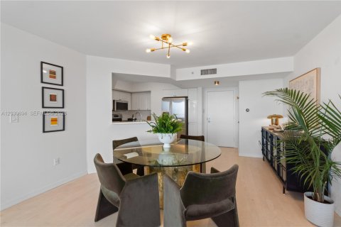 Condo in Miami Beach, Florida, 2 bedrooms № 2183498 - photo 11