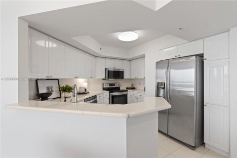 Condo in Miami Beach, Florida, 2 bedrooms № 2183498 - photo 13