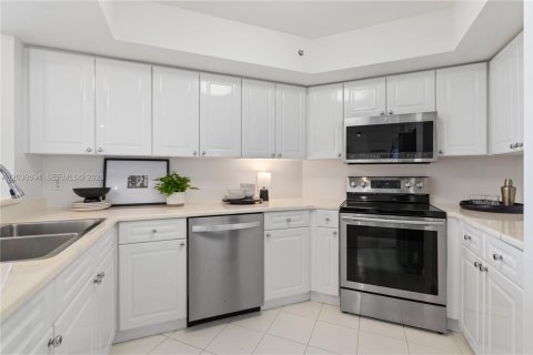 Condo in Miami Beach, Florida, 2 bedrooms № 2183498 - photo 15