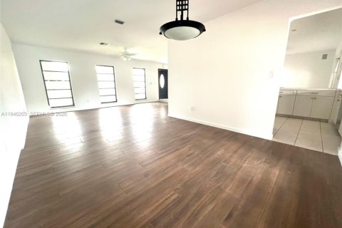Casa en venta en Miami, Florida, 4 dormitorios, 180.97 m2 № 2003446 - foto 3