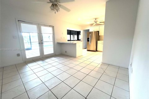 Casa en venta en Miami, Florida, 4 dormitorios, 180.97 m2 № 2003446 - foto 4