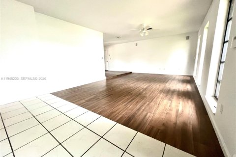 Casa en venta en Miami, Florida, 4 dormitorios, 180.97 m2 № 2003446 - foto 2