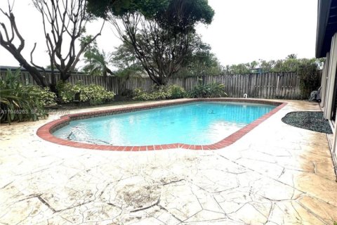 Casa en venta en Miami, Florida, 4 dormitorios, 180.97 m2 № 2003446 - foto 16