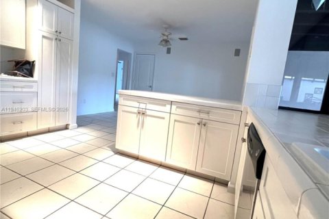 Casa en venta en Miami, Florida, 4 dormitorios, 180.97 m2 № 2003446 - foto 5