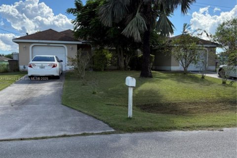 Купить коммерческую недвижимость в Лихай-Эйкерс, Флорида № 1950199 - фото 1