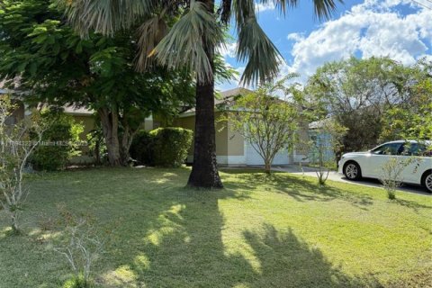 Купить коммерческую недвижимость в Лихай-Эйкерс, Флорида № 1950199 - фото 4