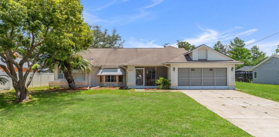 Villa ou maison à Spring Hill, Floride 3 chambres, 150.87 m2 № 1824976