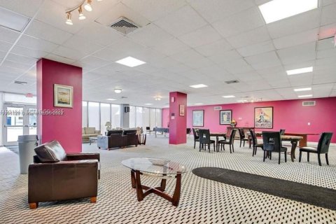 Condo in North Miami, Florida, 2 bedrooms  № 2035668 - photo 20
