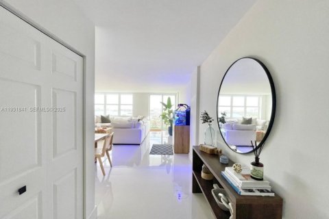 Condo in North Miami, Florida, 2 bedrooms  № 2035668 - photo 8