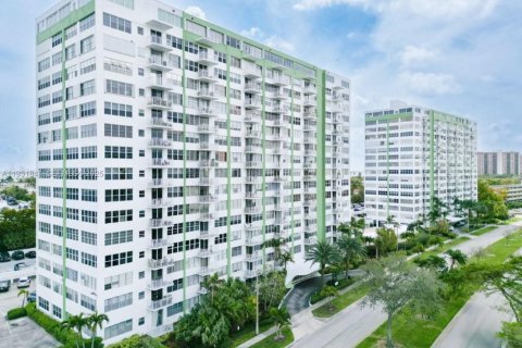 Condo in North Miami, Florida, 2 bedrooms  № 2035668 - photo 23