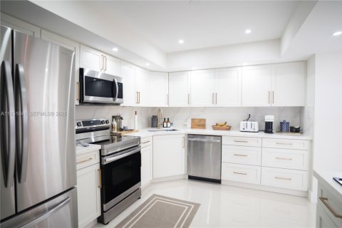 Condo in North Miami, Florida, 2 bedrooms  № 2035668 - photo 11