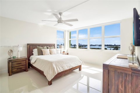 Condo in North Miami, Florida, 2 bedrooms  № 2035668 - photo 15