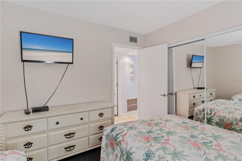 Condo in Indian Rocks Beach, Florida, 2 bedrooms  № 1899160 - photo 25